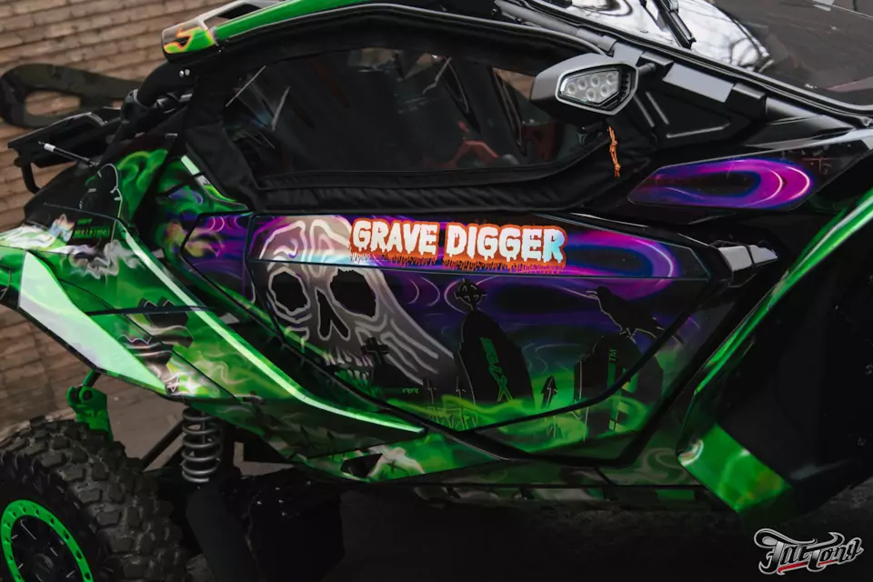 Оклеили багги BRP CAN-AM Maverick R X RS в яркую винилографию!